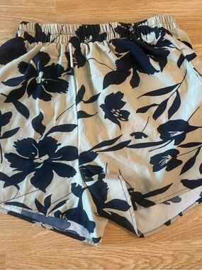 SHEIN Black Floral Print Cream Athletic Shorts